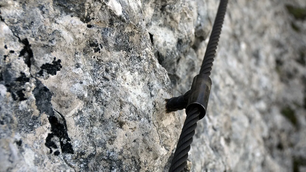 Un câble d’acier ancré dans la roche le long d’un passage