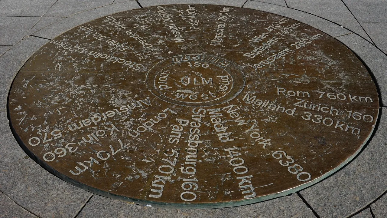 Une rose des distances gravée dans le pavé