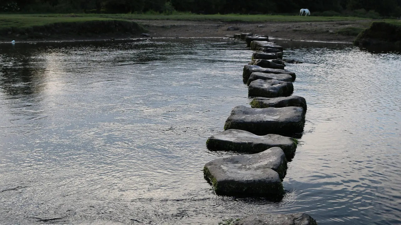 Des pierres de gué alignées pour traverser une rivière