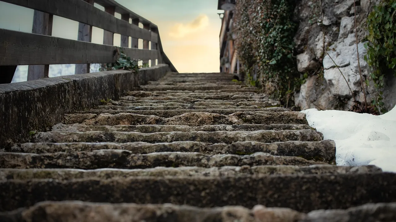 Un escalier de pierre montant entre deux murs