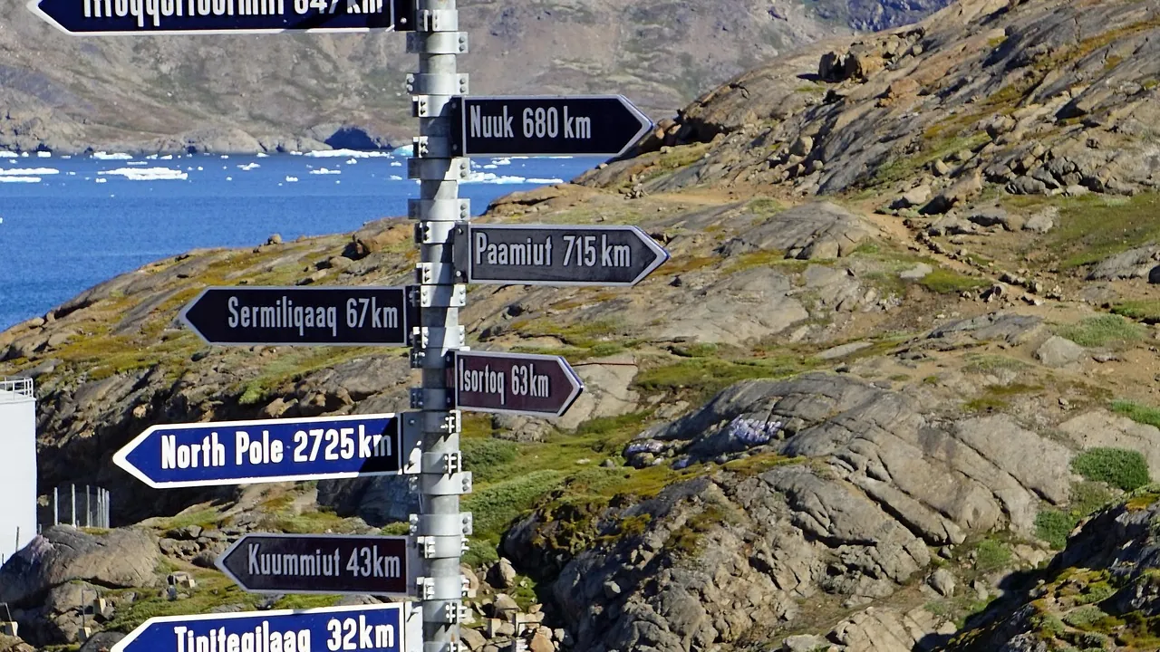 Un poteau indicateur couvert de panneaux de distances