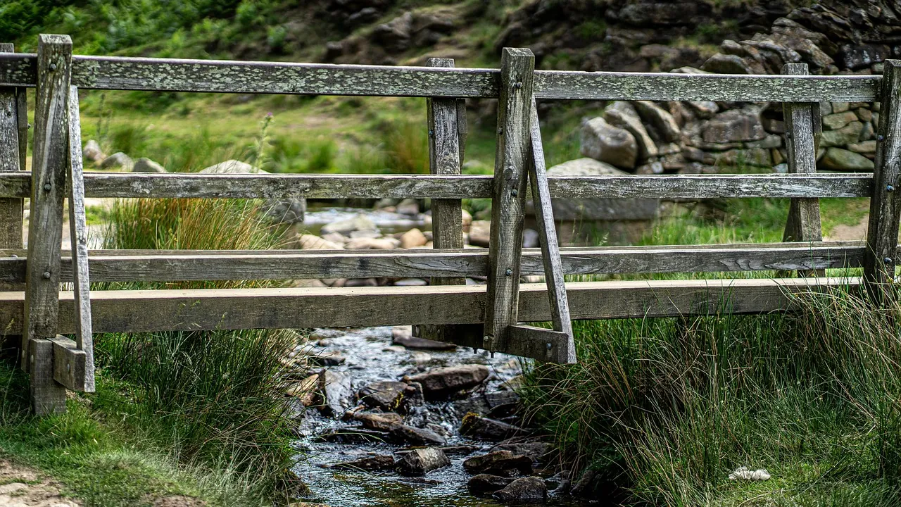 Une passerelle de bois franchissant un ruisseau