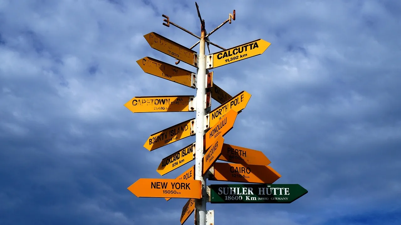 Un poteau couvert de flèches pointant dans toutes les directions