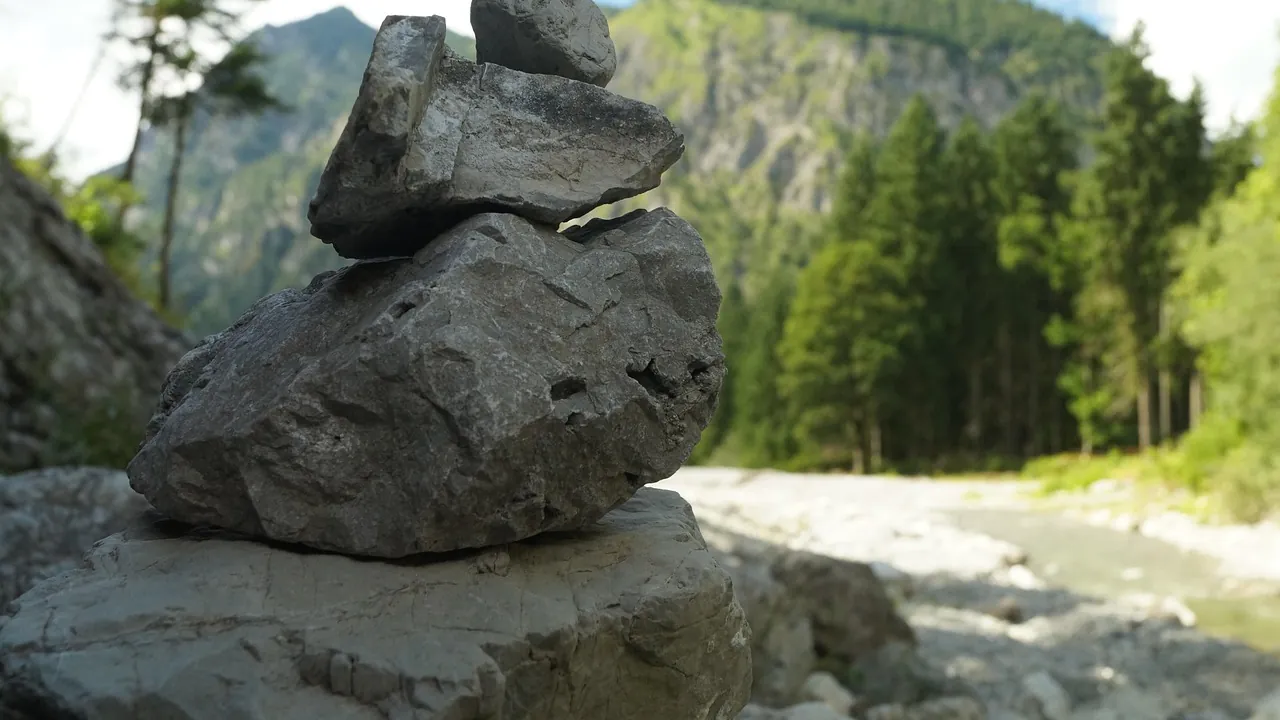 Un cairn de pierres empilées au bord d’un chemin